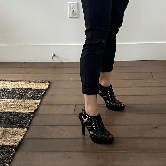 3/$30 (bundle) Patent black heels - Picture 7 of 8